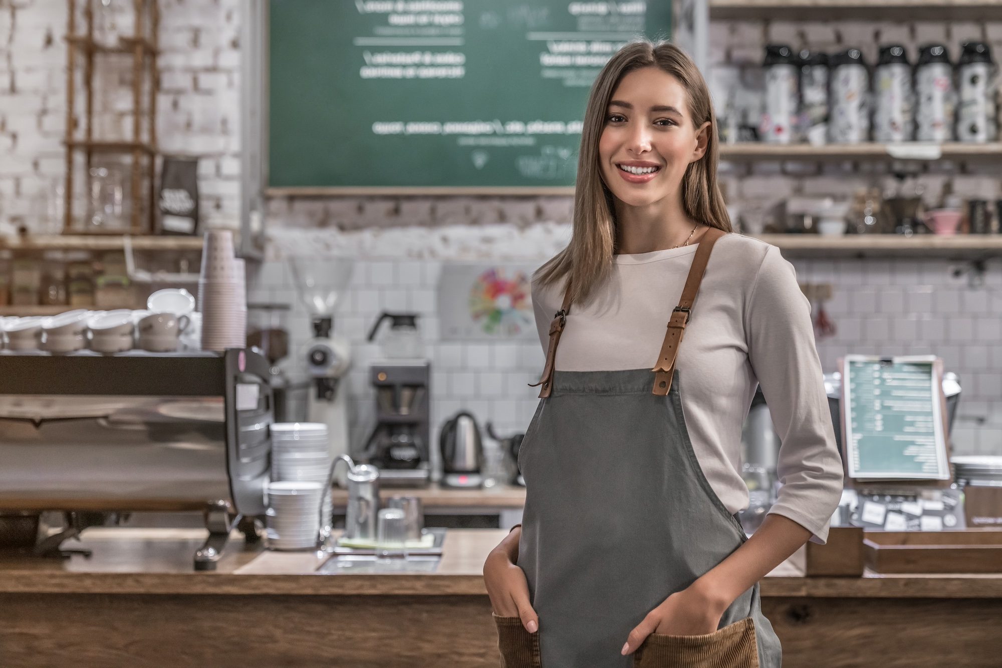 Emprendedor feliz trabajando en estrategia de crecimiento